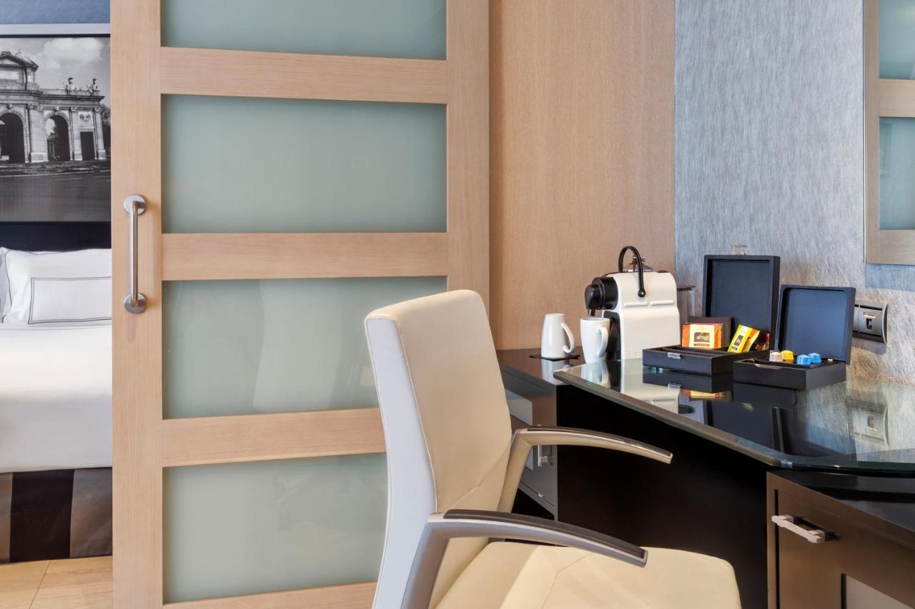 Melia Madrid Princesa Esterno foto A sliding door