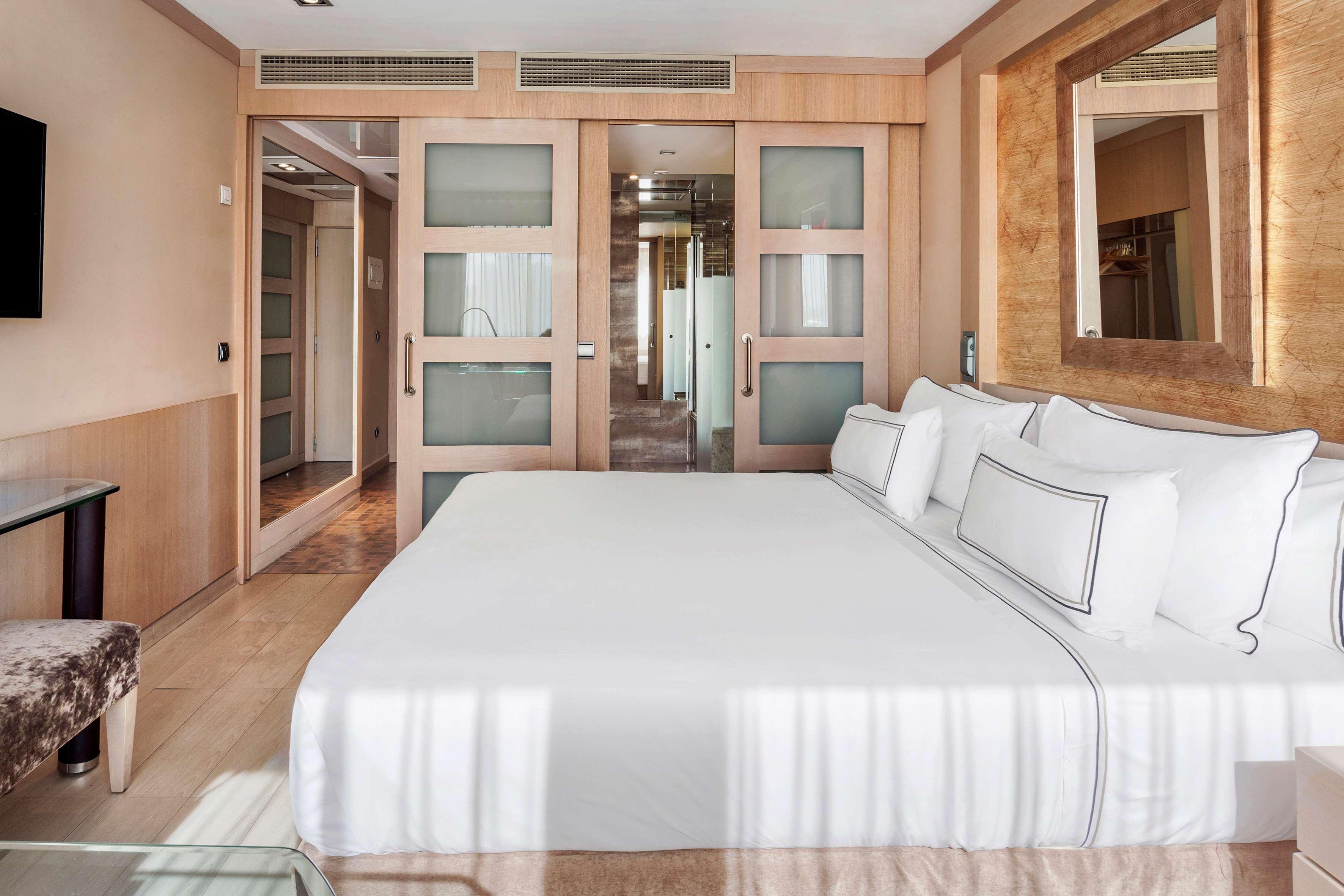 Melia Madrid Princesa Esterno foto A bedroom at the hotel