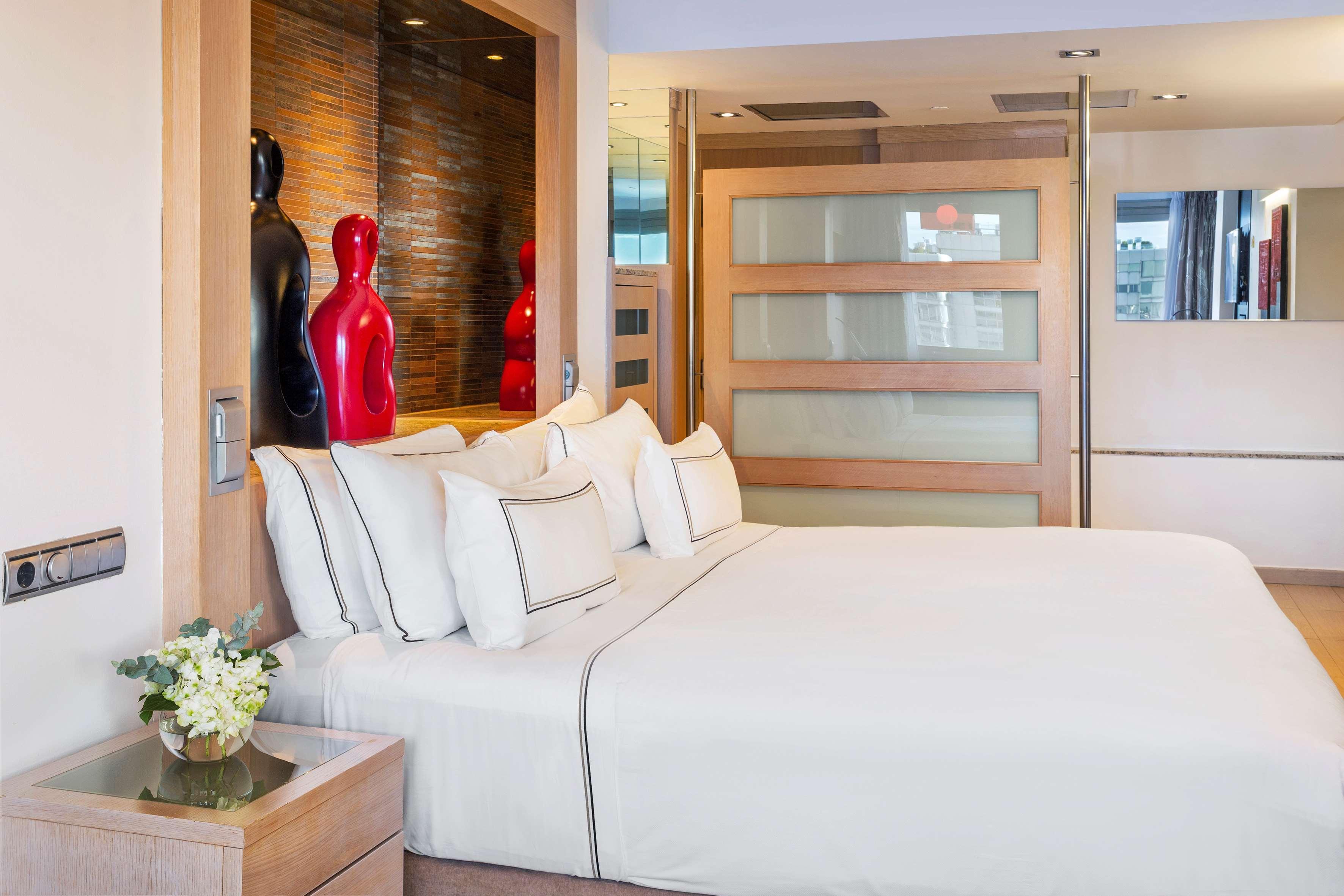 Melia Madrid Princesa Esterno foto A bedroom at the hotel
