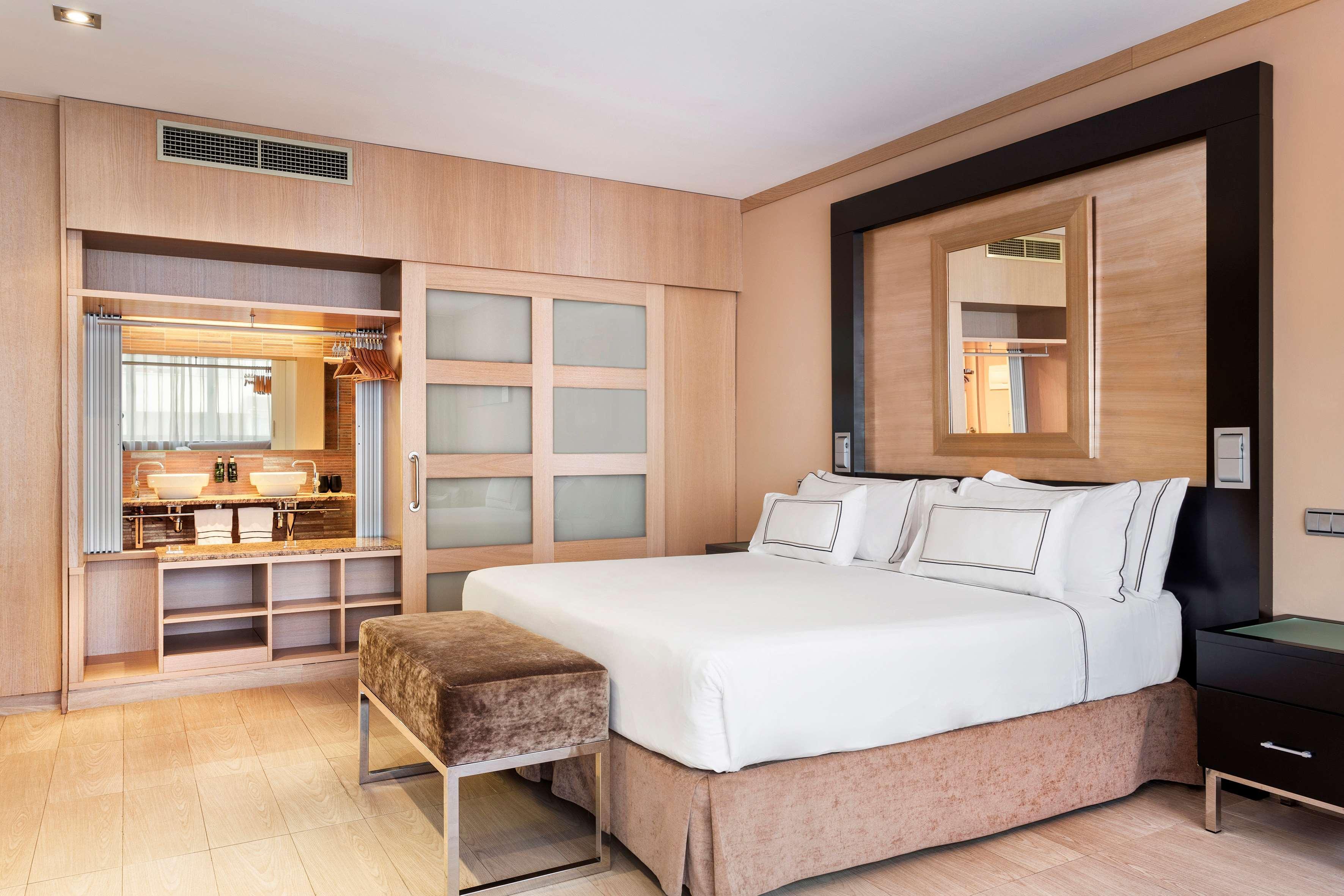 Melia Madrid Princesa Esterno foto A bedroom at the hotel