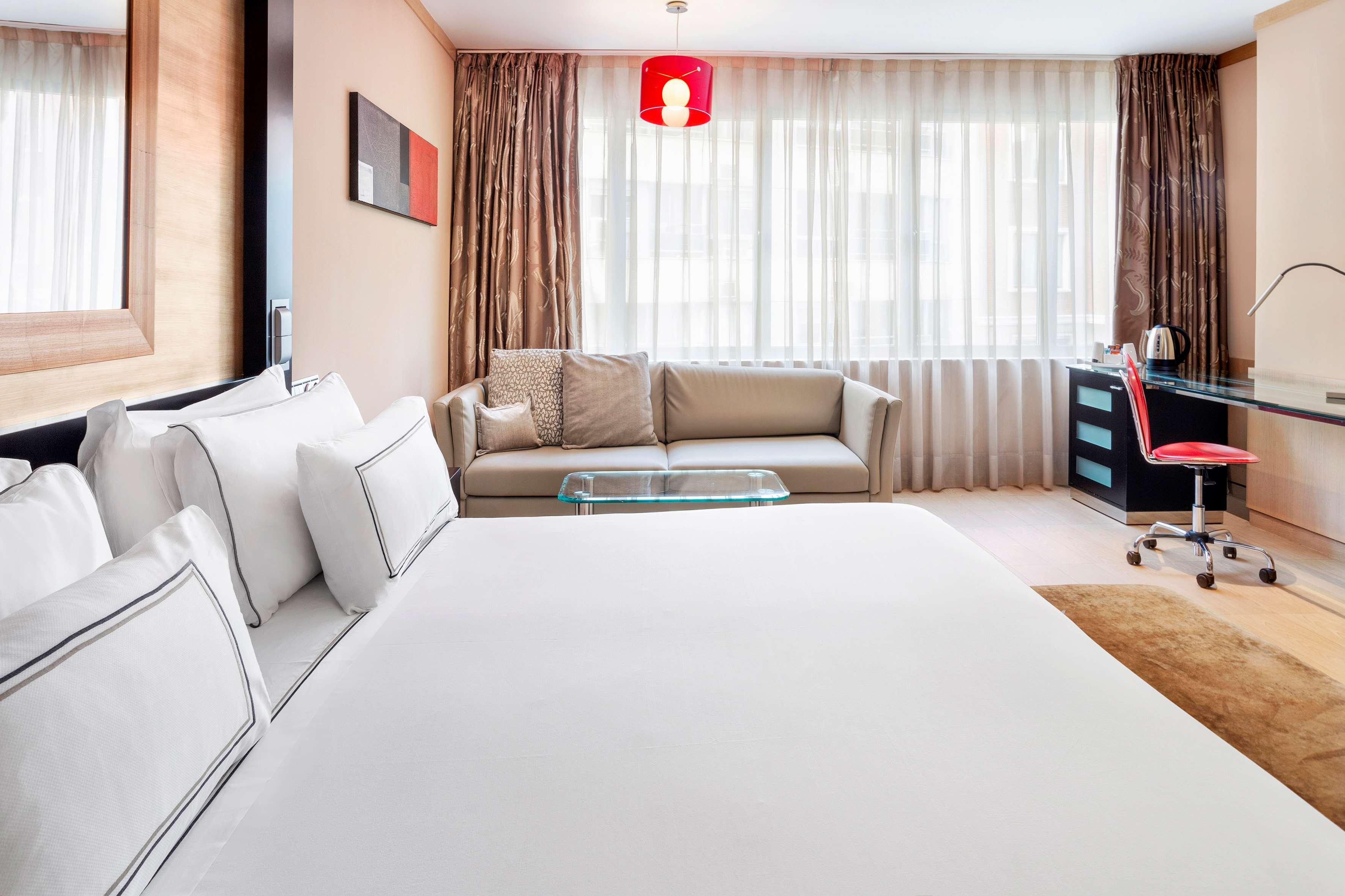 Melia Madrid Princesa Esterno foto A typical room at the hotel