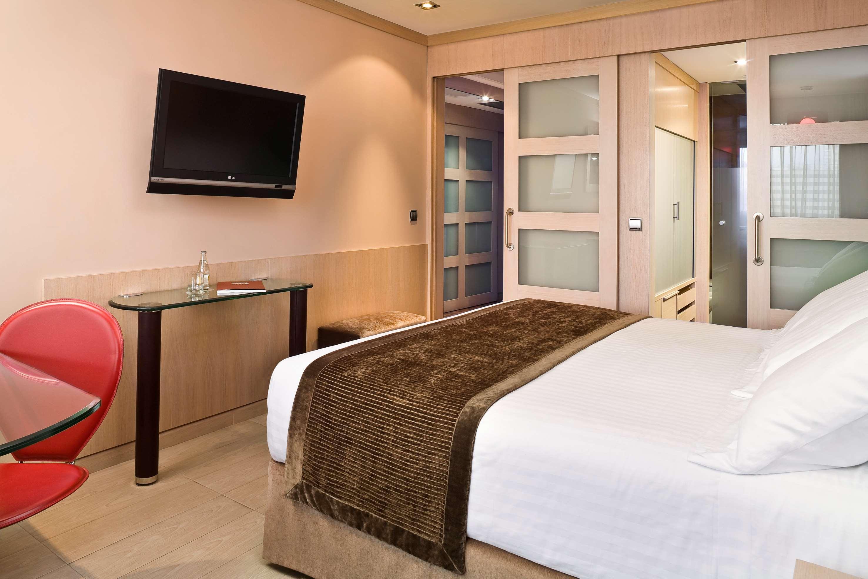 Melia Madrid Princesa Esterno foto A typical room on board