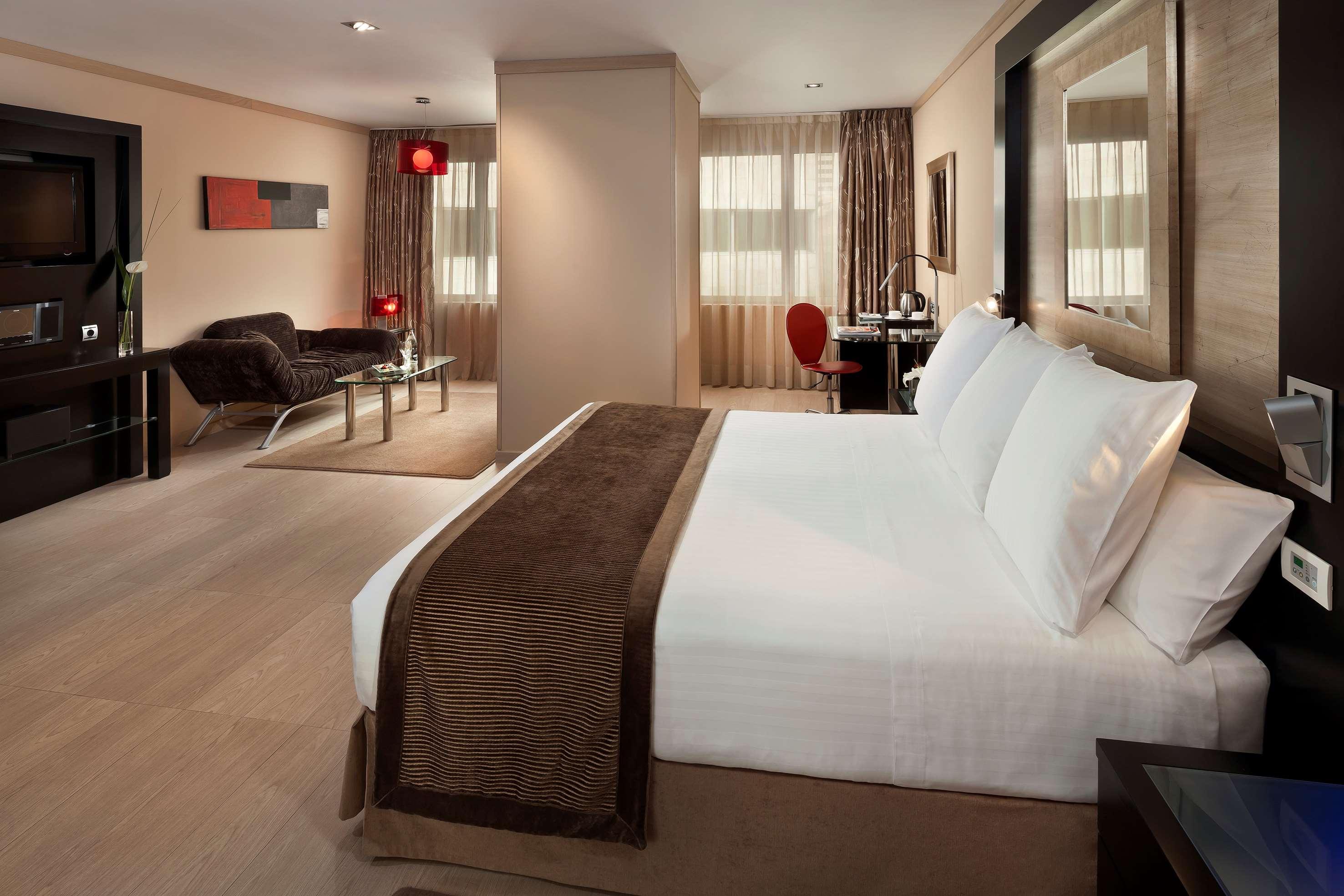 Melia Madrid Princesa Esterno foto A suite at the Hilton London West End