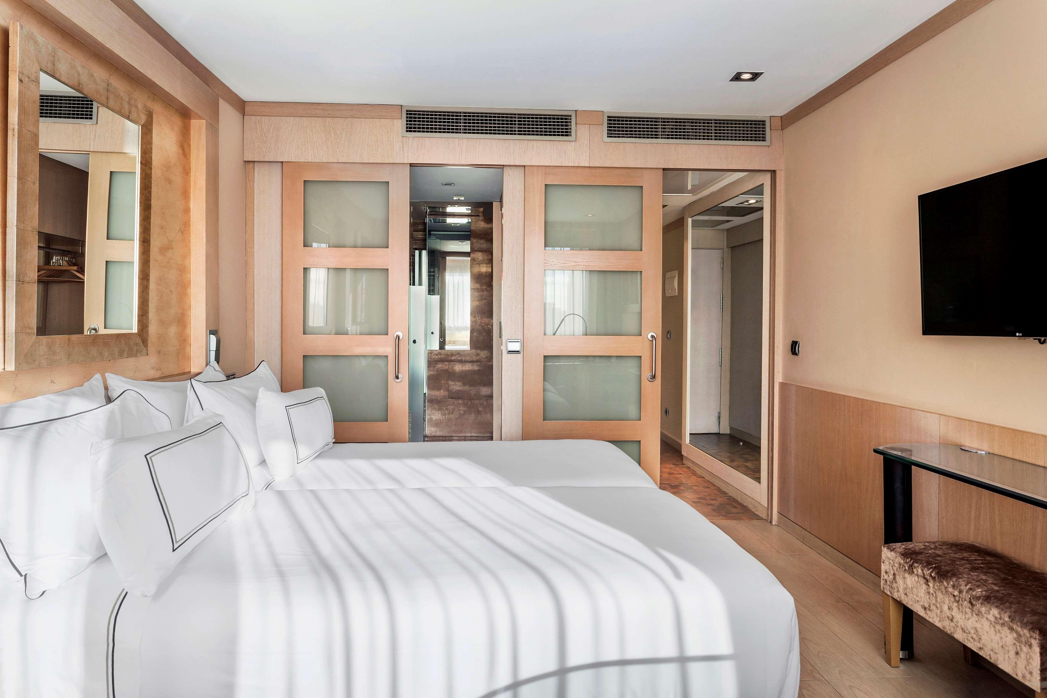 Melia Madrid Princesa Esterno foto A room at the hotel