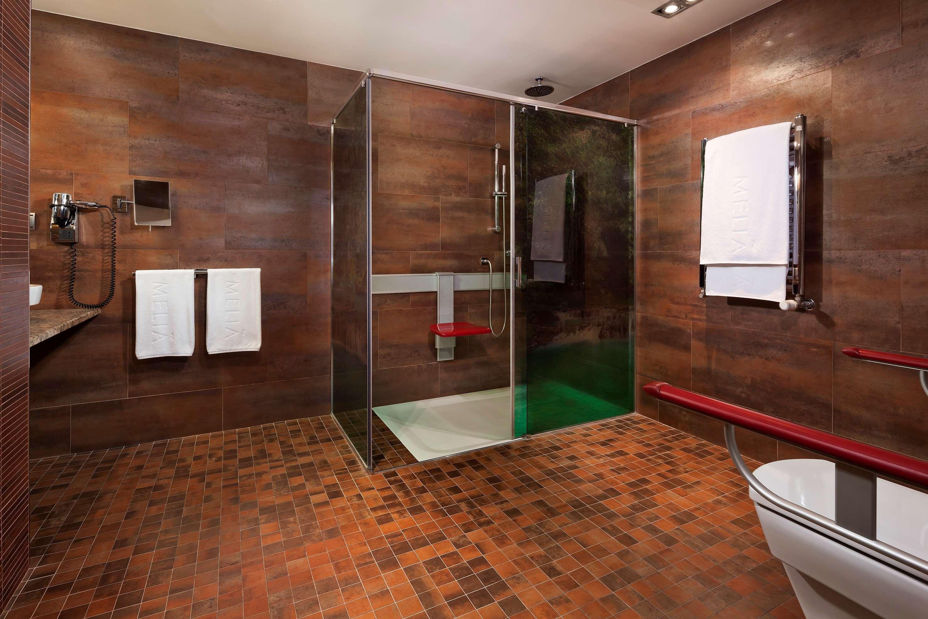 Melia Madrid Princesa Esterno foto A wet room
