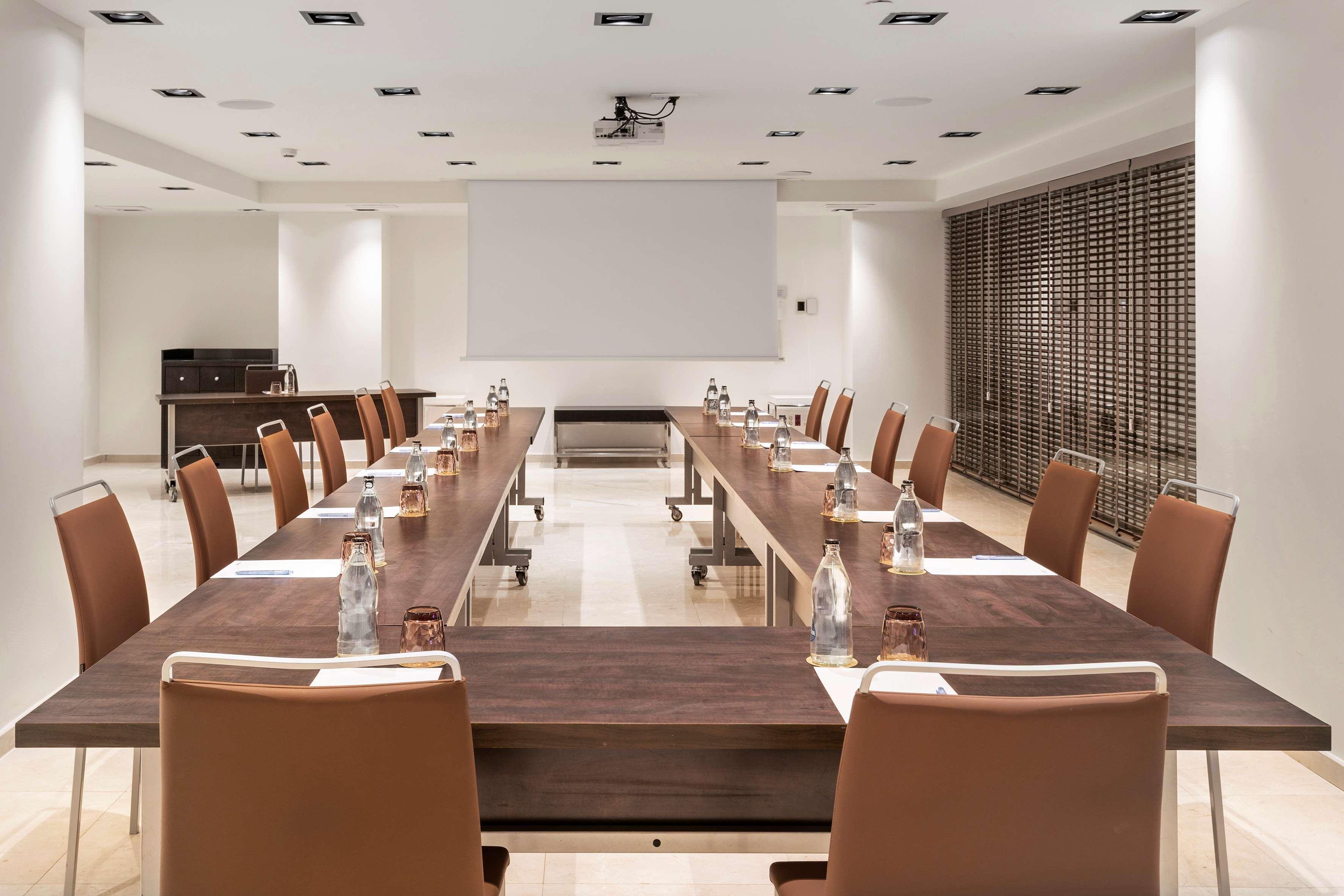 Melia Madrid Princesa Esterno foto A meeting room