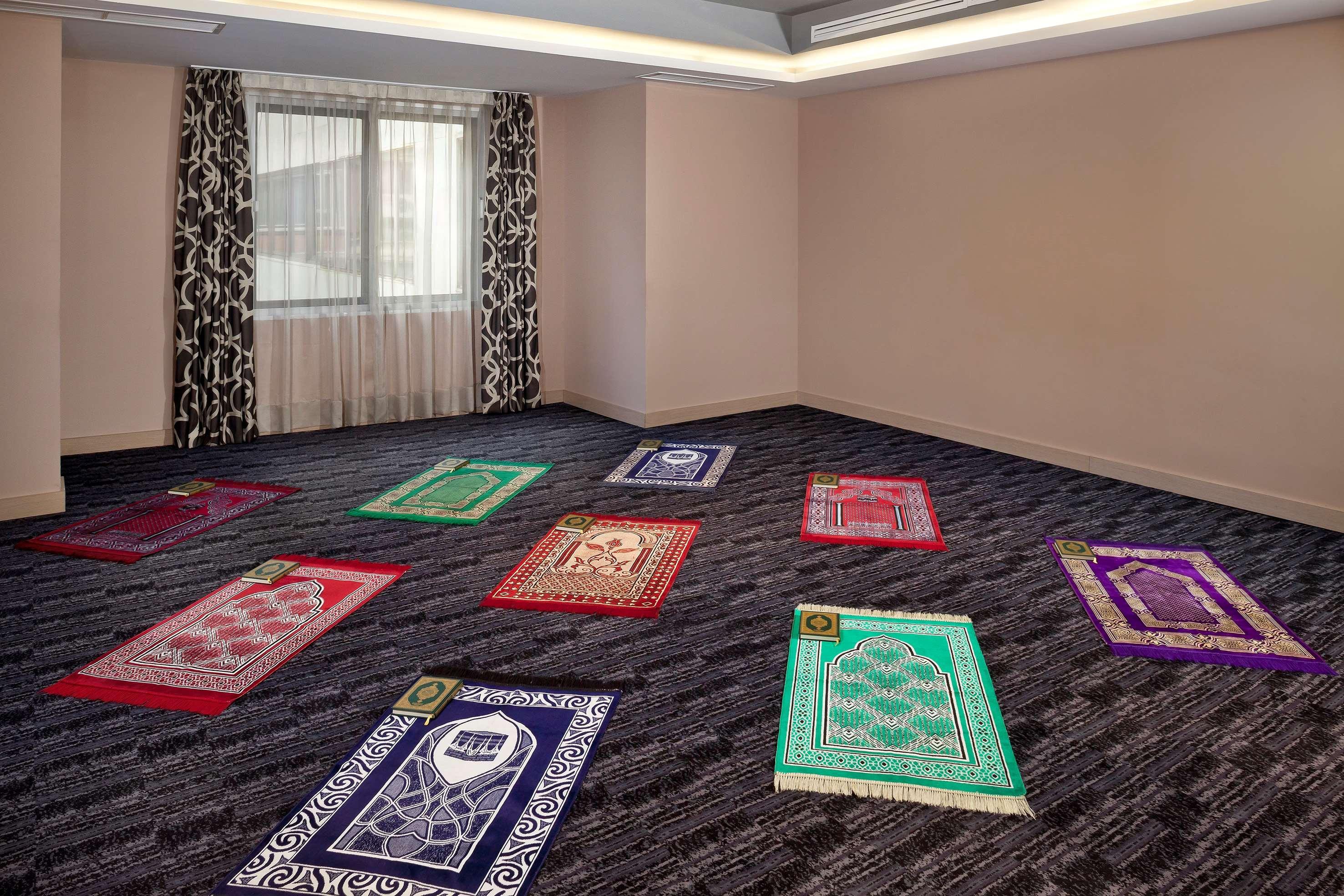 Melia Madrid Princesa Esterno foto Prayer mats