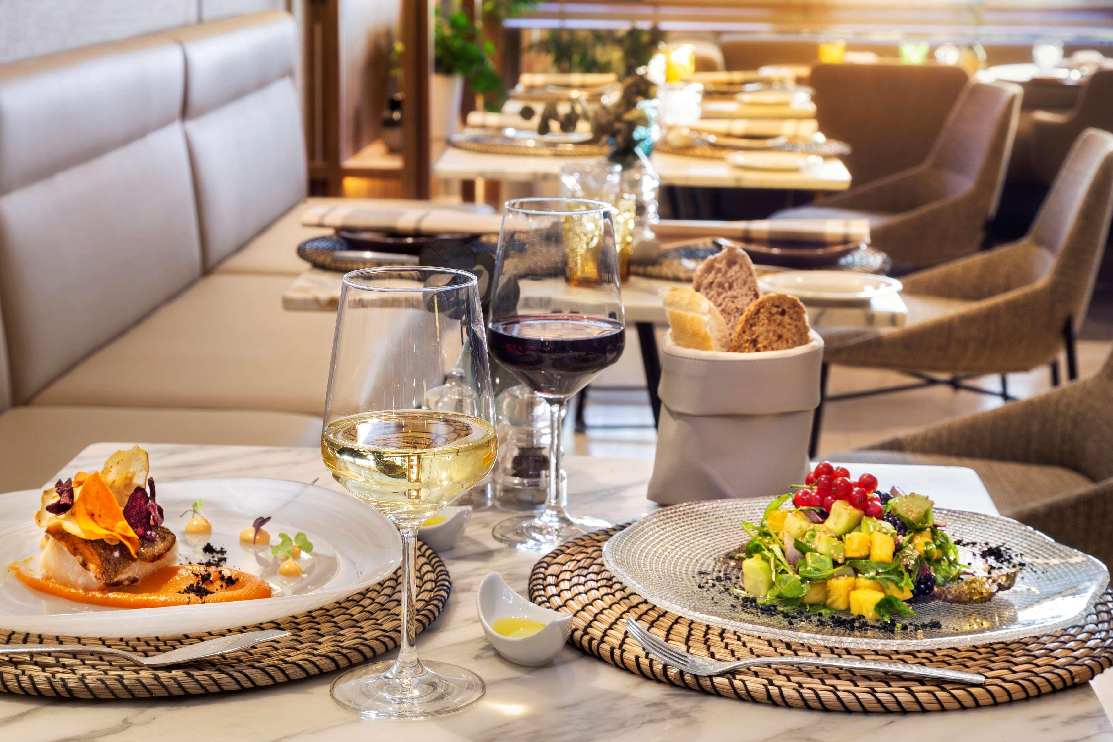 Melia Madrid Princesa Esterno foto A meal at a restaurant