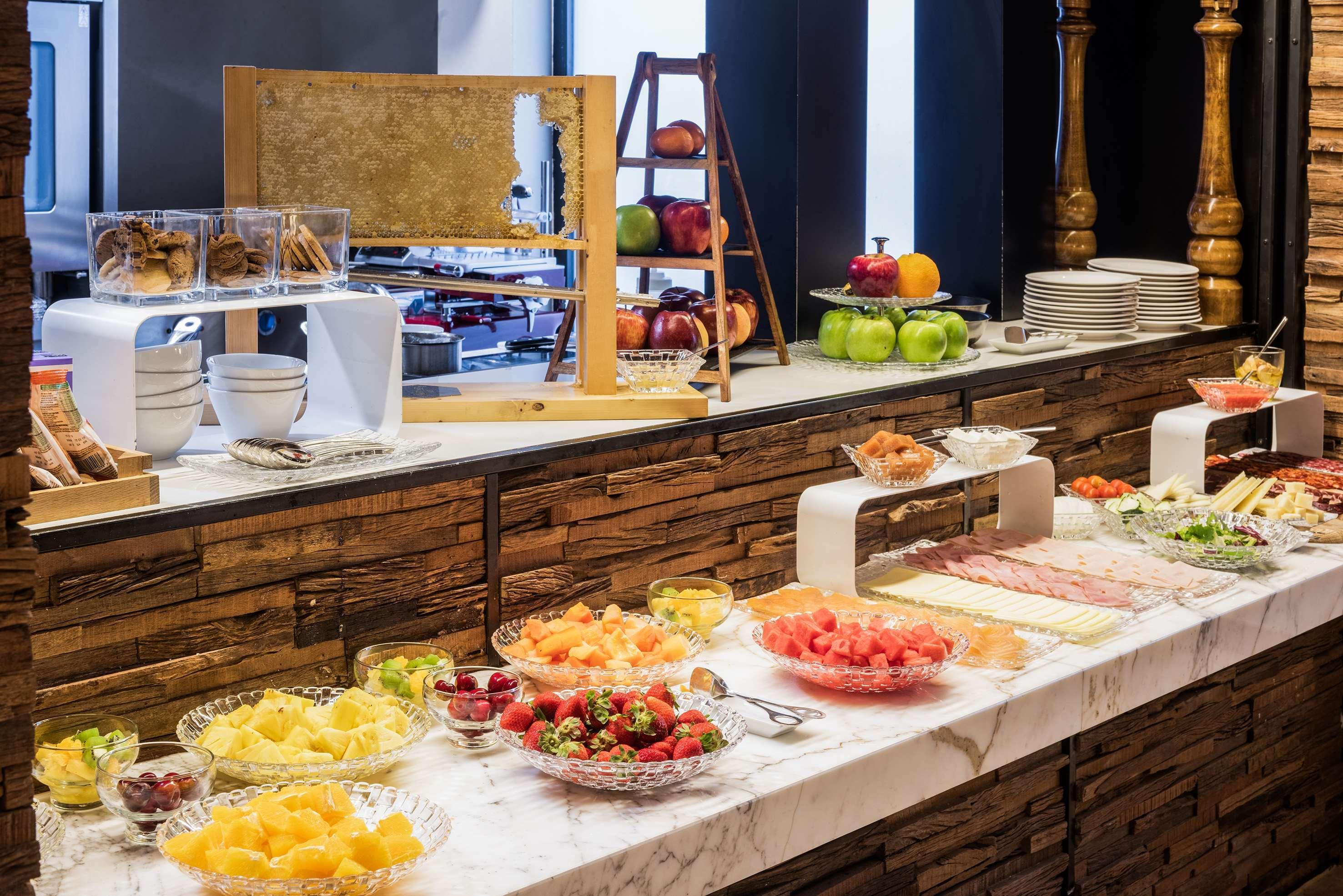 Melia Madrid Princesa Esterno foto A buffet at a hotel