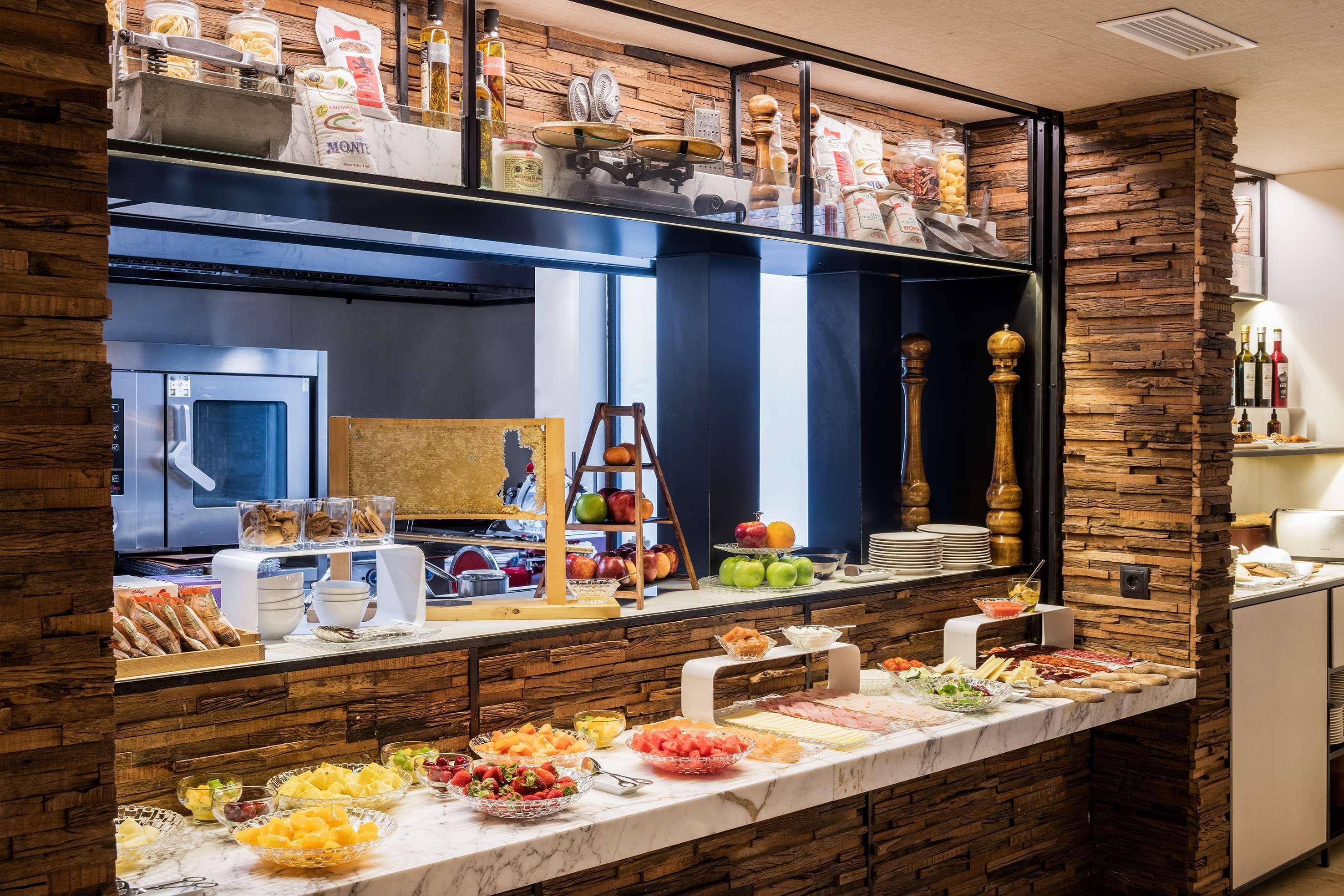 Melia Madrid Princesa Esterno foto A salad bar