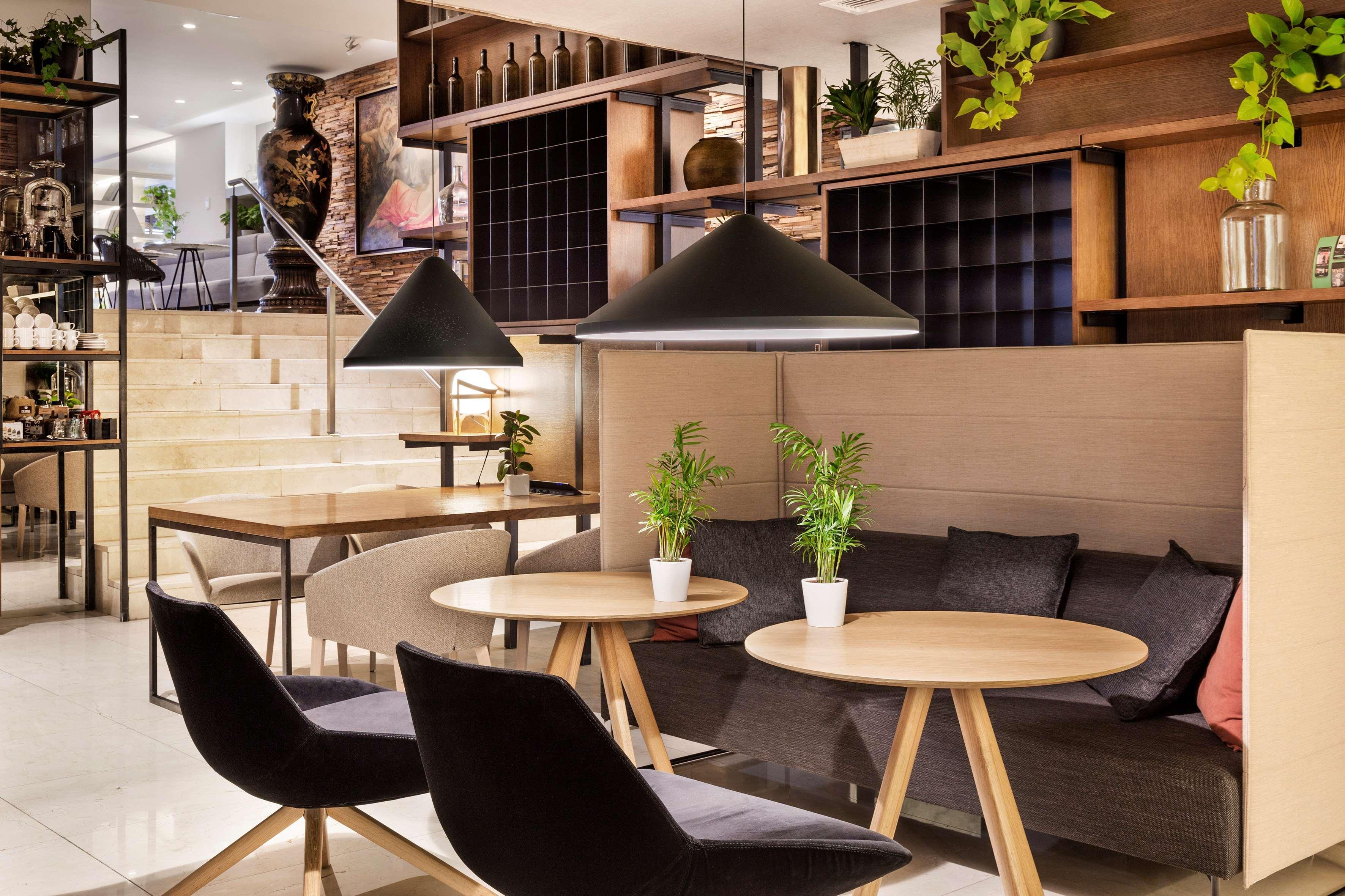 Melia Madrid Princesa Esterno foto The interior of the hotel