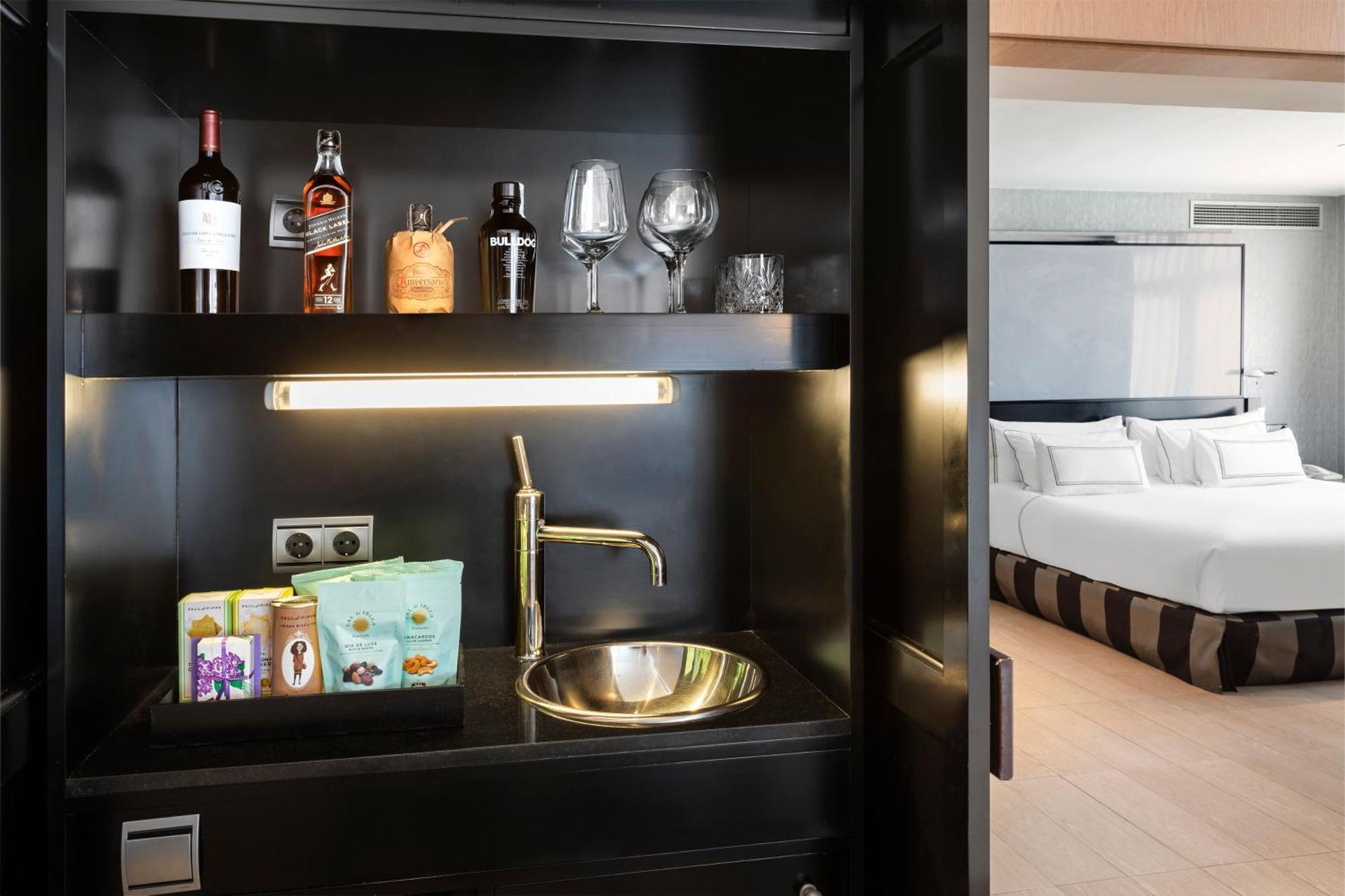 Melia Madrid Princesa Esterno foto A wet bar in a hotel room
